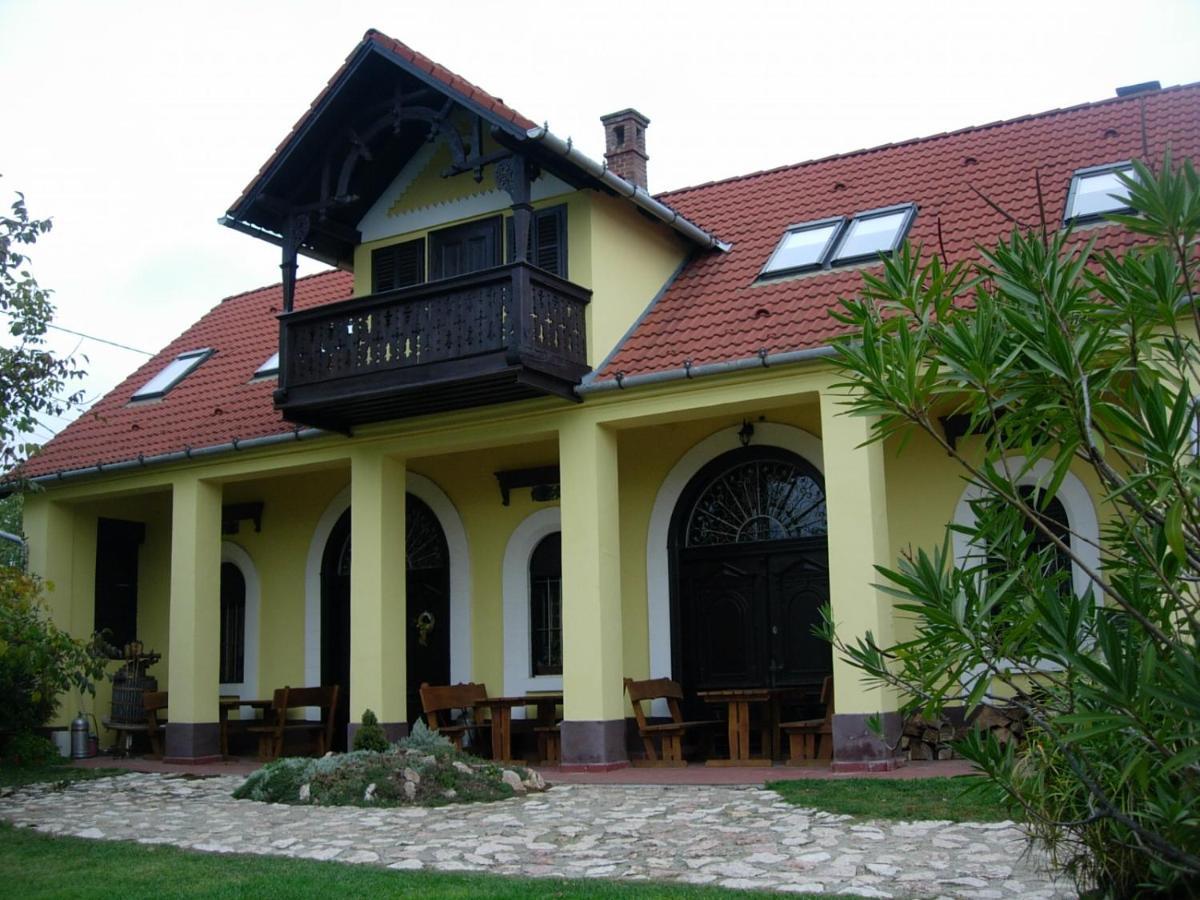 Bed and Breakfast Nitt Pince és Panzió Kisharsány Exterior foto